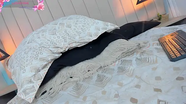 JulianaWaldo online show from 18, 1, 2025