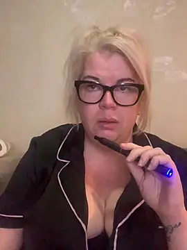 curvy-Ruby-Uk online show from 1, 2, 2025