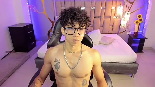 Snapshot of AkazaBoy_ chatting on 2, 3, 2025 AkazaBoy  online show from 2, 3, 2025