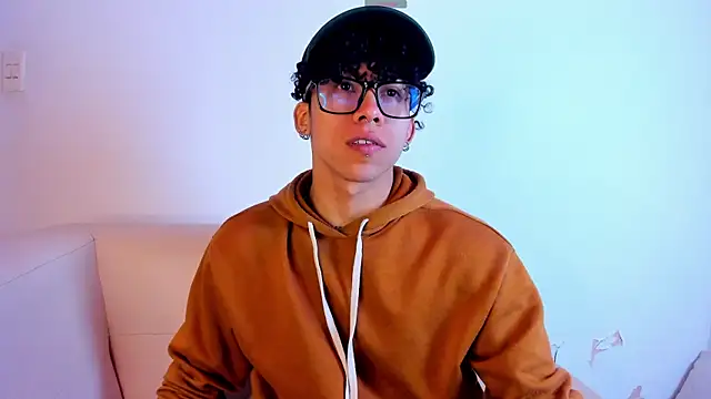 AkazaBoy  online show from 12, 4, 2026