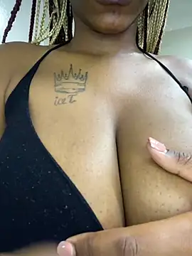 Snapshot of BeautyAuroa chatting on 8, 3, 2025 BeautyAuroa online show from 8, 3, 2025