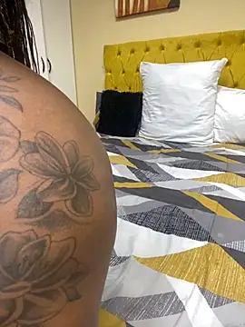 Snapshot of BeautyAuroa chatting on 8, 9, 2025 BeautyAuroa online show from 8, 9, 2025