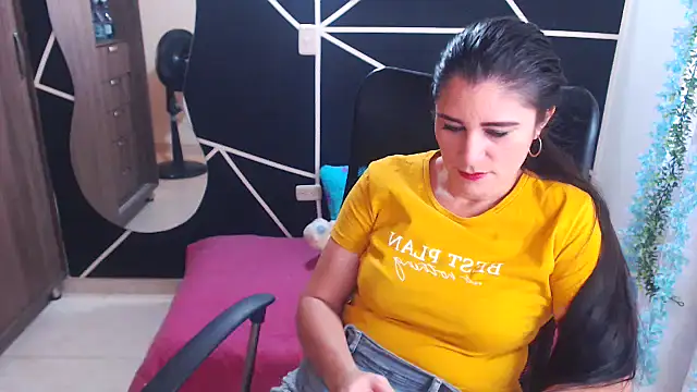 Snapshot of LUCY_LI chatting on 17, 1, 2025 LUCY LI online show from 17, 1, 2025