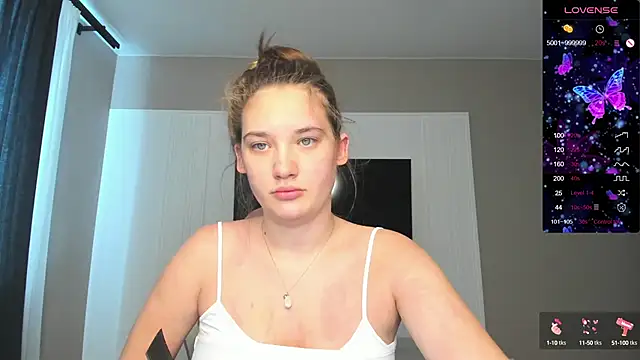 Holly Molii online show from 12, 9, 2025