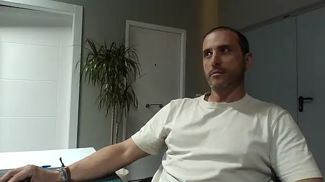 Snapshot of Lucas___81 chatting on 8, 4, 2026 Lucas 81 online show from 8, 4, 2026