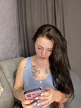 Lola Hale online show from 7, 2, 2026