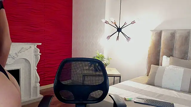 Alisha-Bond online show from 3, 12, 2025