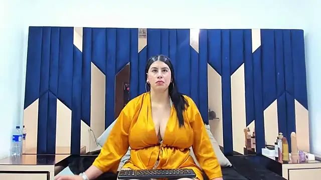 Snapshot of Criistaal_ chatting on 16, 2, 2025 Criistaal online show from 16, 2, 2025