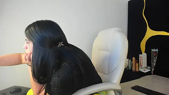 Snapshot of Criistaal_ chatting on 10, 3, 2025 Criistaal online show from 10, 3, 2025