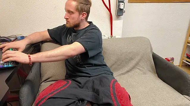 Snapshot of DrownMentallyyy chatting on 18, 2, 2025 DrownMentallyyy online show from 18, 2, 2025