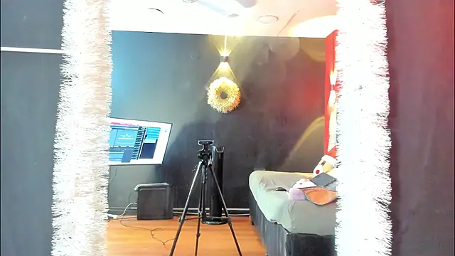 YayaHilton online show from 16, 12, 2025