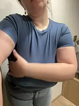 Snapshot of Your_Hot_Sister01 chatting on 9, 12, 2024 Your Hot Sister01 online show from 9, 12, 2024