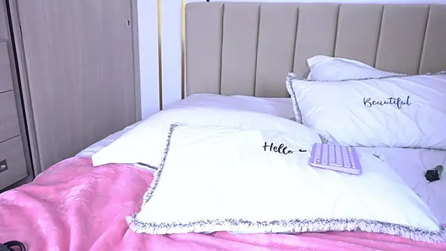 b3llaspringg online show from 6, 3, 2025