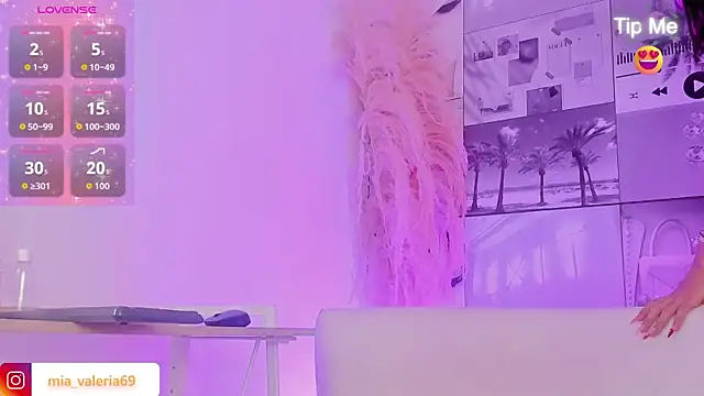 MiaCavallii  online show from 3, 12, 2025