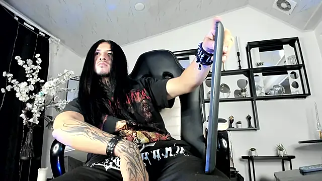 Snapshot of the_beast_master_ chatting on 2, 2, 2025 the beast master online show from 2, 2, 2025