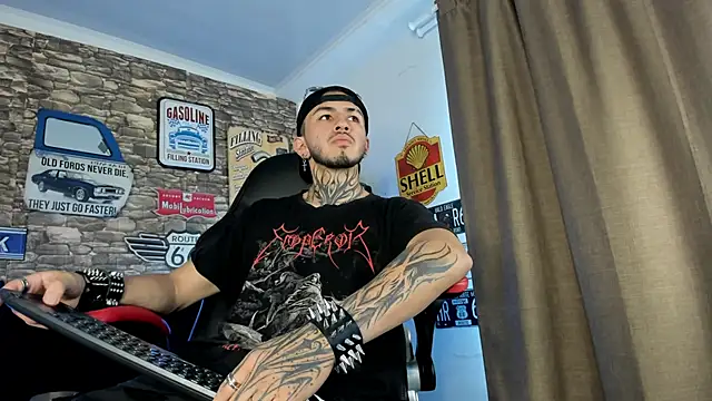 Snapshot of the_beast_master_ chatting on 6, 2, 2025 the beast master online show from 6, 2, 2025