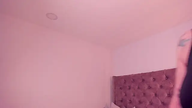 Snapshot of gabby_london chatting on 30, 6, 2026 gabby london online show from 30, 6, 2026