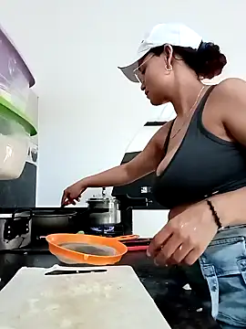 Snapshot of luna_hell chatting on 7, 3, 2025 luna hell online show from 7, 3, 2025