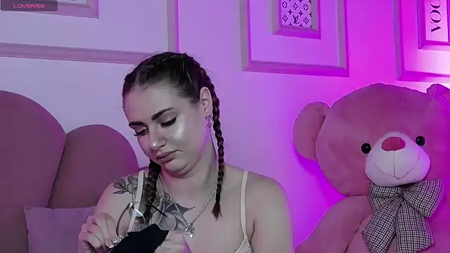 Abby  White online show from 28, 9, 2025