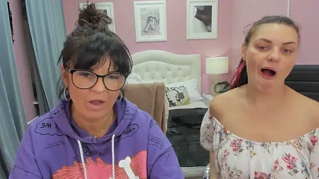 Snapshot of EricaAndPenelopa chatting on 28, 11, 2025 EricaAndPenelopa online show from 28, 11, 2025