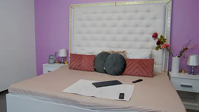 Lenna Paul online show from 7, 2, 2025