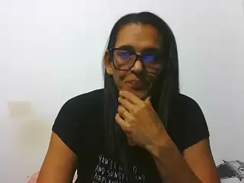 latinbrunettet online show from 15, 2, 2025