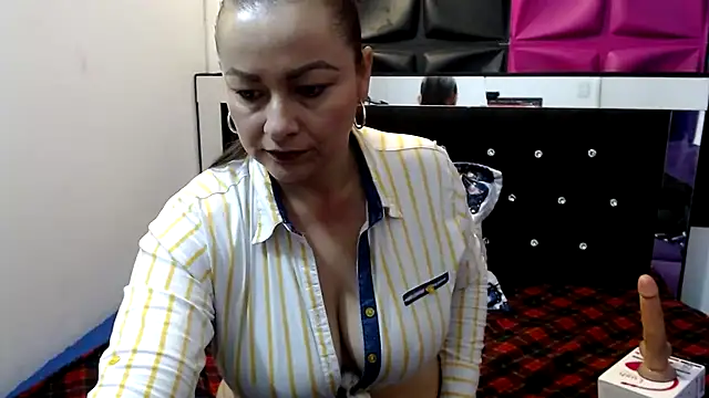 ScarletGlow1 online show from 28, 1, 2025