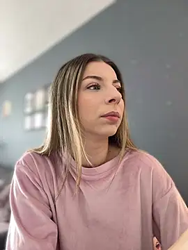 Mia Ethan online show from 5, 4, 2026