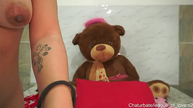 Snapshot of LeagueOfLovers chatting on 3, 12, 2024 LeagueOfLovers online show from 3, 12, 2024