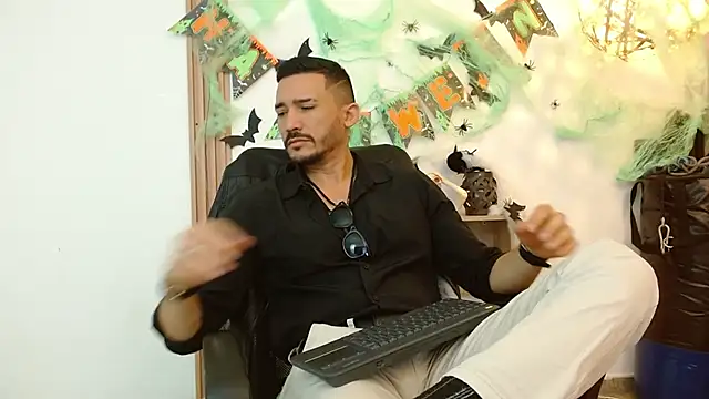 Reiko 85  online show from 15, 10, 2025