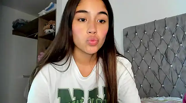 Snapshot of AriaMontgomery chatting on 13, 12, 2024 AriaMontgomery online show from 13, 12, 2024