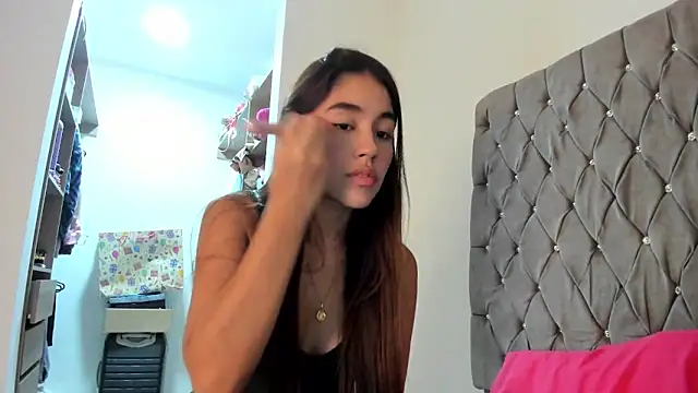 Snapshot of AriaMontgomery chatting on 8, 1, 2025 AriaMontgomery online show from 8, 1, 2025