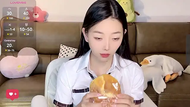 Snapshot of Yilin1999 chatting on 8, 3, 2025 Yilin1999 online show from 8, 3, 2025