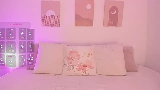 Snapshot of Mia_Heartt chatting on 8, 2, 2025 Mia Heartt online show from 8, 2, 2025