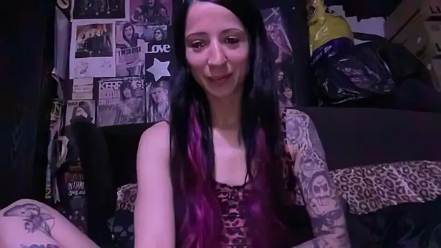 Snapshot of MissMidnightUK chatting on 4, 11, 2025 MissMidnightUK online show from 4, 11, 2025