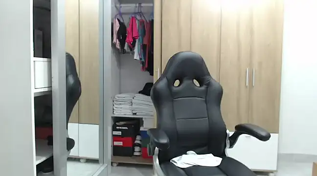 RoxanaLove9 online show from 28, 1, 2025