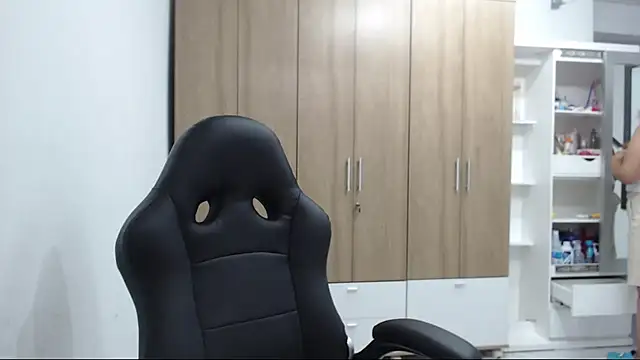 RoxanaLove9 online show from 5, 12, 2025