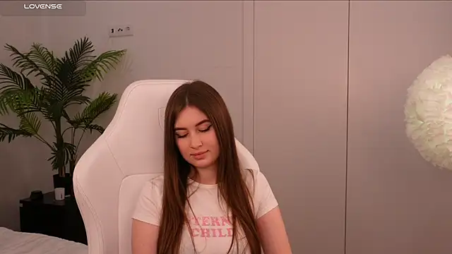 Lilly Colins online show from 29, 1, 2025