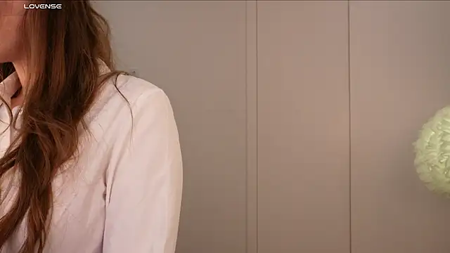 Lilly Colins online show from 30, 1, 2025