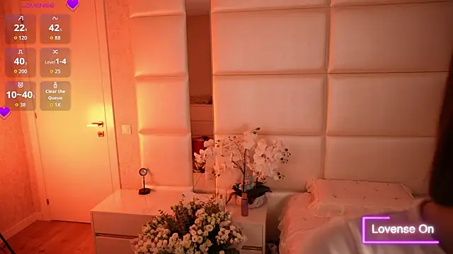 Lilly Colins online show from 10, 10, 2025