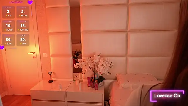 Lilly Colins online show from 15, 10, 2025