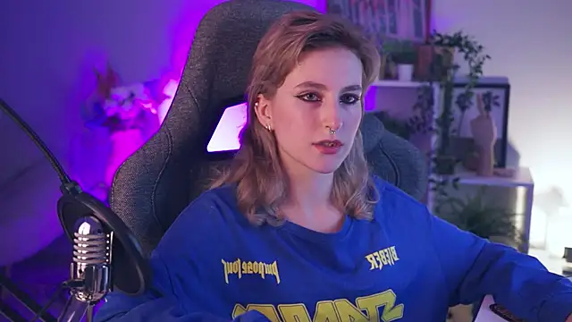 Snapshot of LuxRayi chatting on 8, 12, 2024 LuxRayi online show from 8, 12, 2024