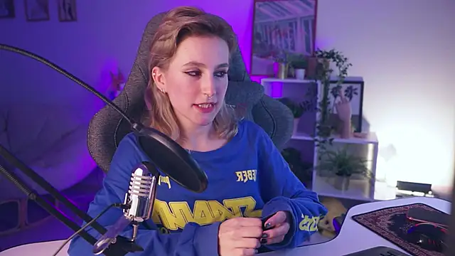 Snapshot of LuxRayi chatting on 8, 12, 2024 LuxRayi online show from 8, 12, 2024