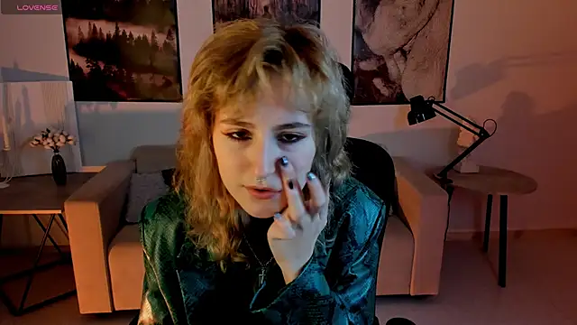 Snapshot of LuxRayi chatting on 12, 12, 2024 LuxRayi online show from 12, 12, 2024