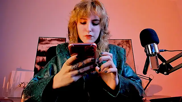 Snapshot of LuxRayi chatting on 12, 12, 2024 LuxRayi online show from 12, 12, 2024