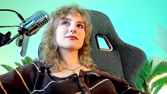 Snapshot of LuxRayi chatting on 15, 12, 2024 LuxRayi online show from 15, 12, 2024