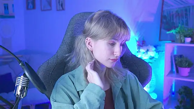 Snapshot of LuxRayi chatting on 17, 12, 2024 LuxRayi online show from 17, 12, 2024