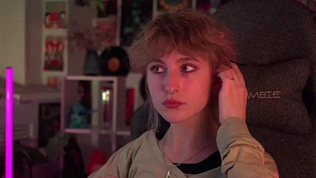 Snapshot of LuxRayi chatting on 22, 12, 2024 LuxRayi online show from 22, 12, 2024