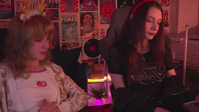 Snapshot of LuxRayi chatting on 25, 12, 2024 LuxRayi online show from 25, 12, 2024