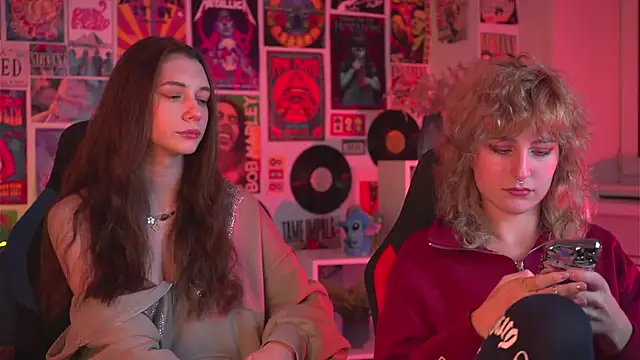 Snapshot of LuxRayi chatting on 2, 1, 2025 LuxRayi online show from 2, 1, 2025